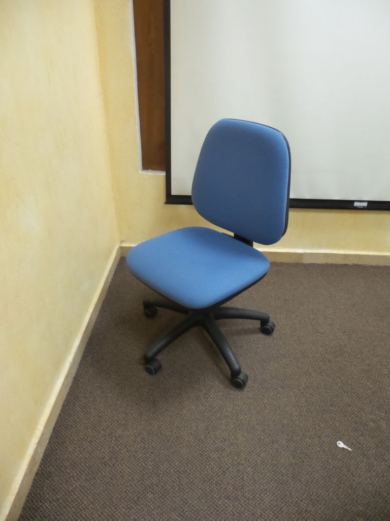 Lote 001 - Estaciones de trabajo para 91 personas con sillas - Imagen 23