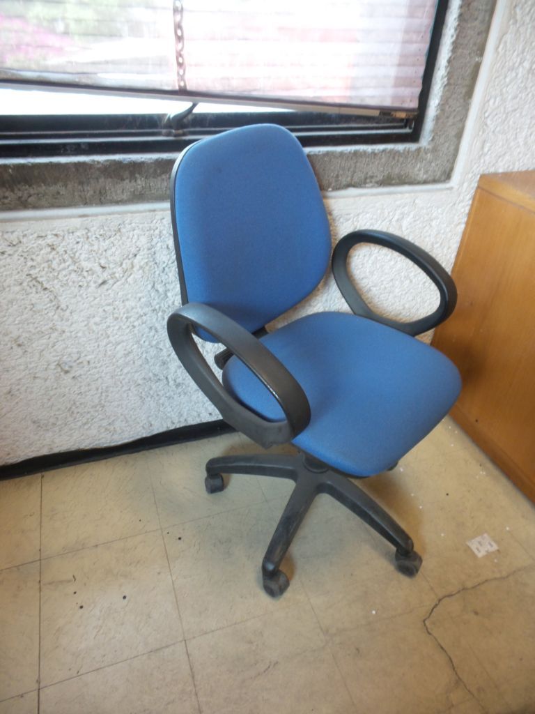 Lote 001 - Estaciones de trabajo para 91 personas con sillas - Imagen 25