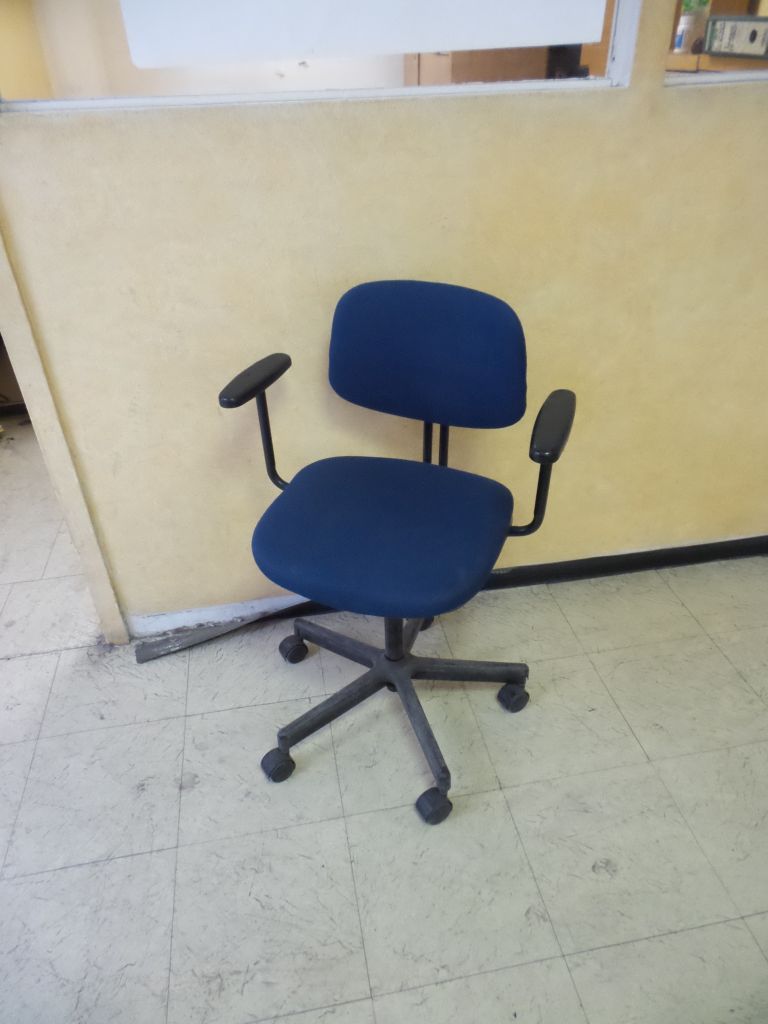 Lote 001 - Estaciones de trabajo para 91 personas con sillas - Imagen 27