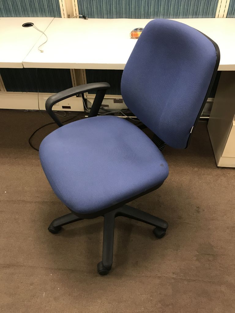 Lote 001 - Estaciones de trabajo para 91 personas con sillas - Imagen 29