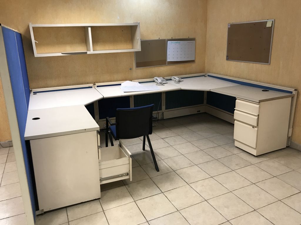 Lote 001 - Estaciones de trabajo para 91 personas con sillas - Imagen 5