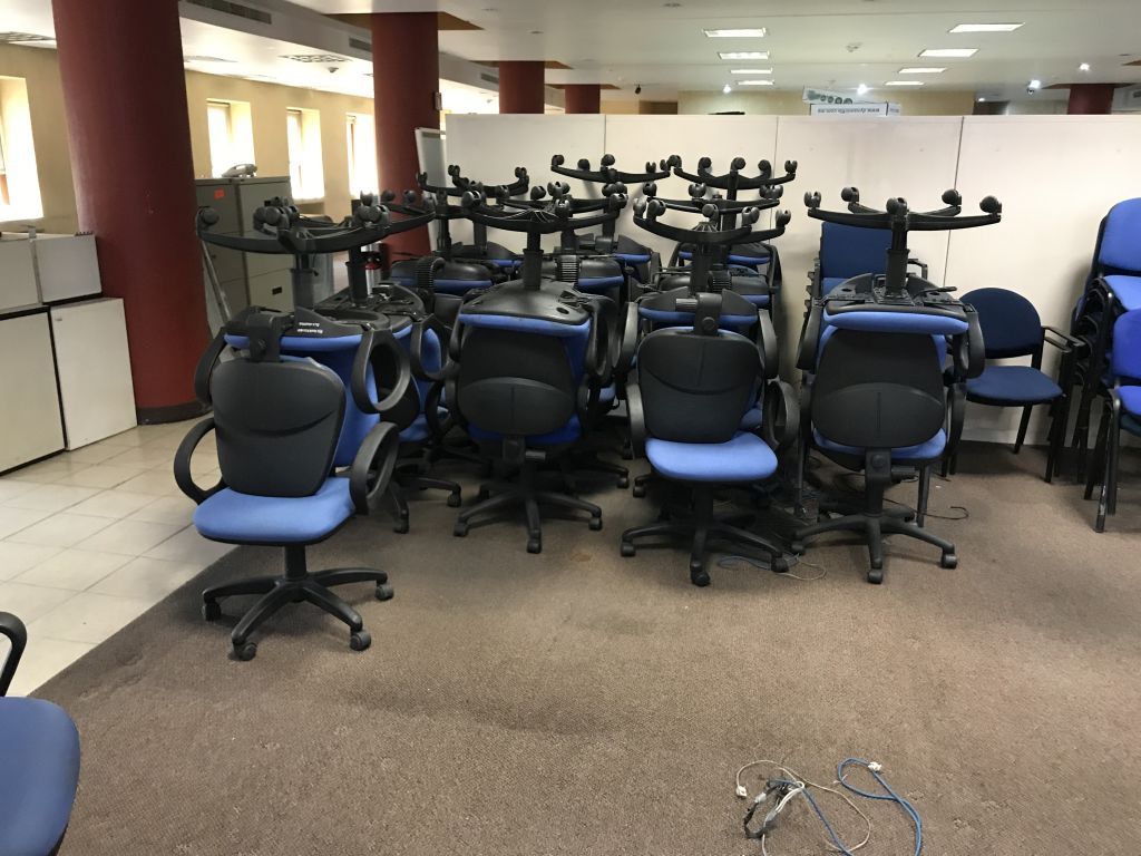 Lote 001 - Estaciones de trabajo para 91 personas con sillas - Imagen 4