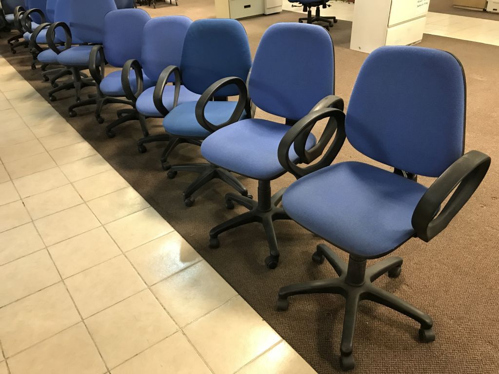 Lote 001 - Estaciones de trabajo para 91 personas con sillas - Imagen 2
