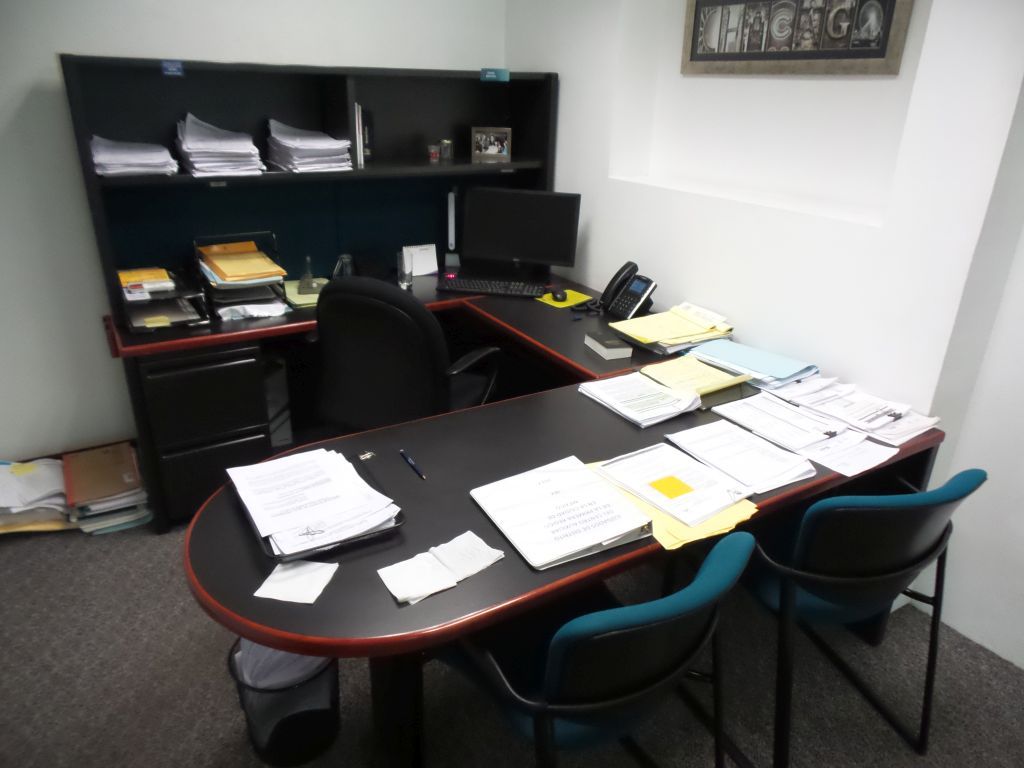 Lote 025 - Oficina ejecutiva que contiene escritorio, archivero y credenza