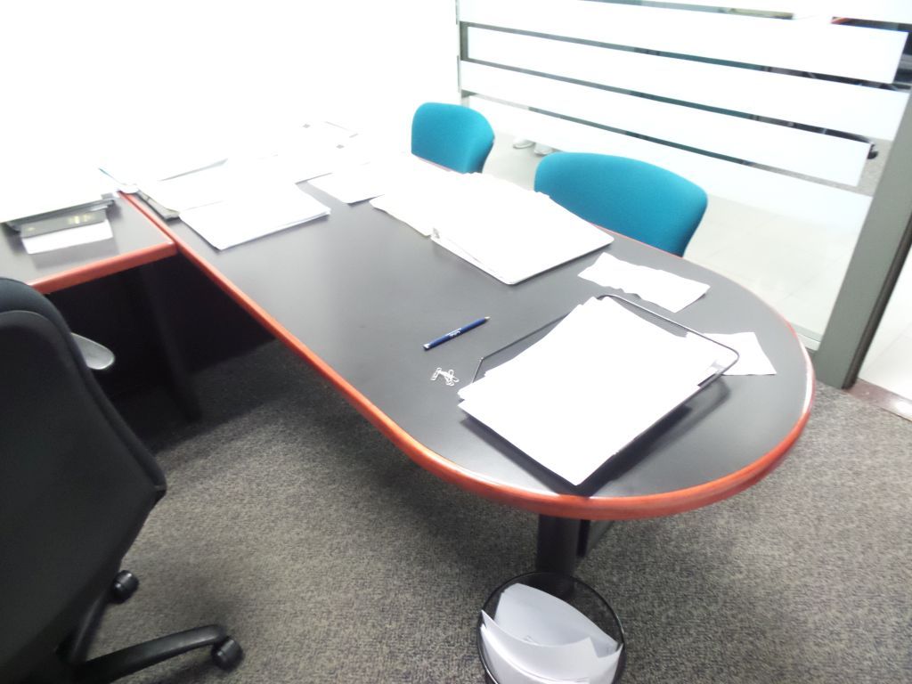 Lote 025 - Oficina ejecutiva que contiene escritorio, archivero y credenza - Imagen 3