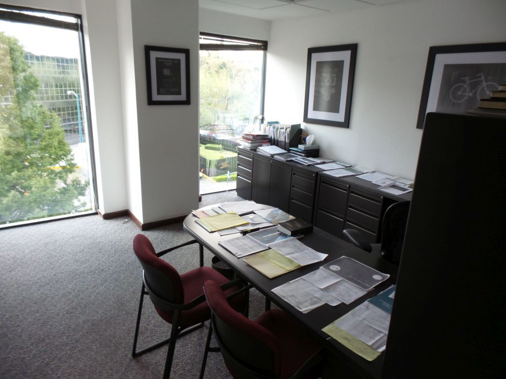 Lote 033 - Oficina de dirección que contiene escritorio, librero, archivero y credenza