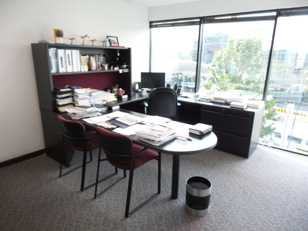 Lote 041 - Oficina de dirección que contiene escritorio, librero, archivero y credenza - Imagen 2