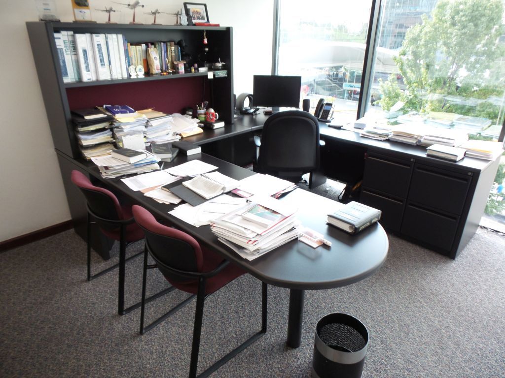 Lote 041 - Oficina de dirección que contiene escritorio, librero, archivero y credenza