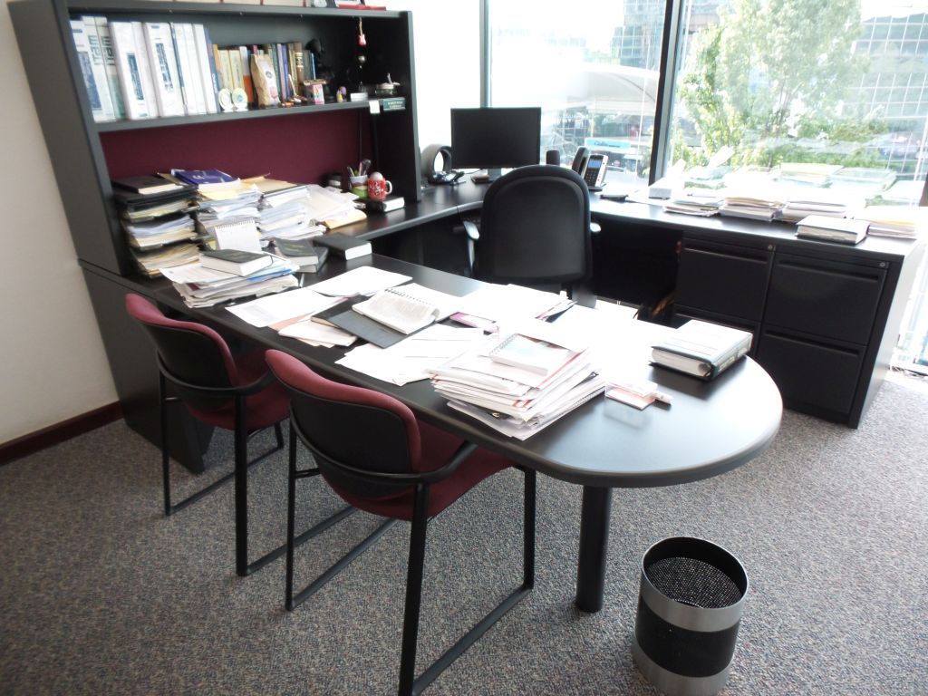 Lote 041 - Oficina de dirección que contiene escritorio, librero, archivero y credenza - Imagen 5