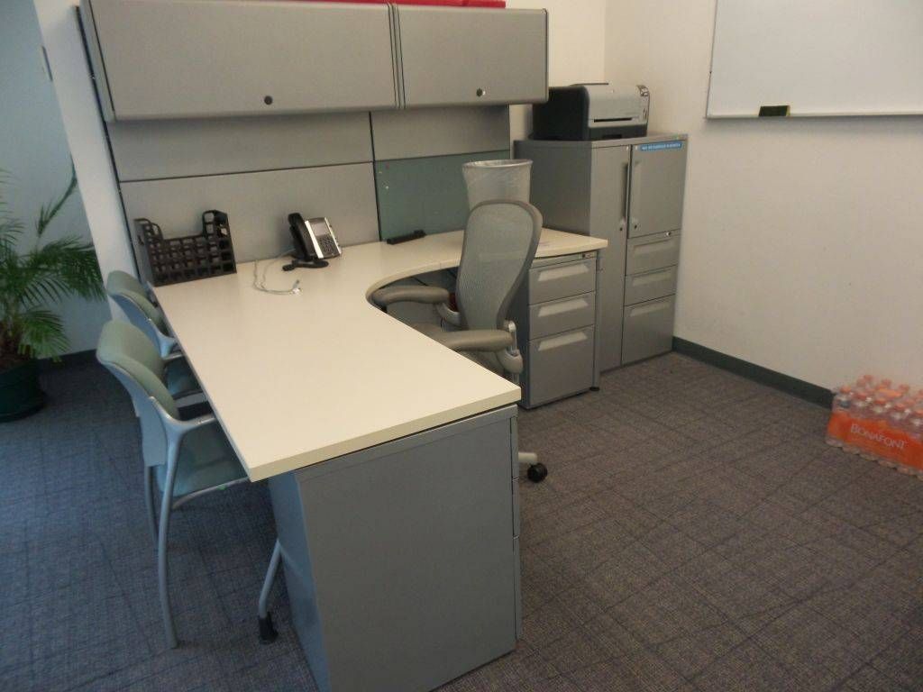 Lote 005 - Escritorio en escuadra con archiveros y gabinetes - Imagen 4