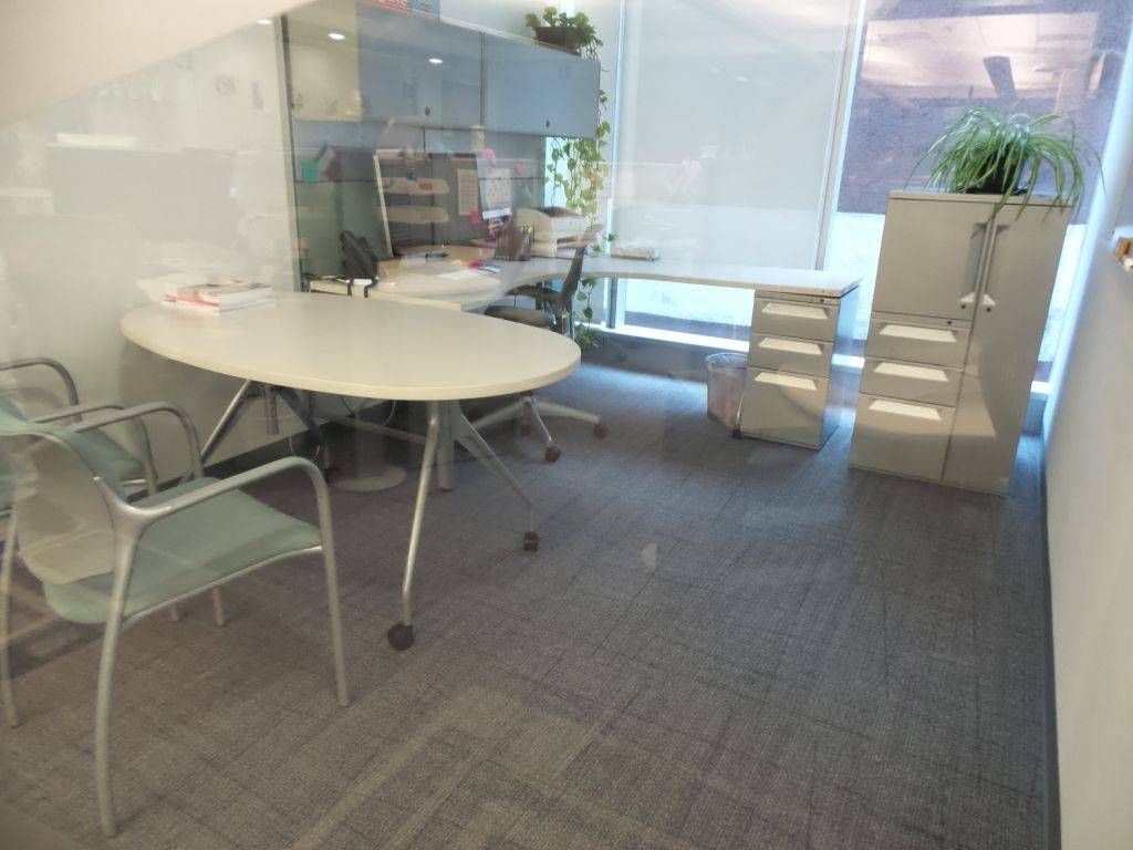 Lote 006 - Escritorio en escuadra con archiveros y gabinetes - Imagen 3