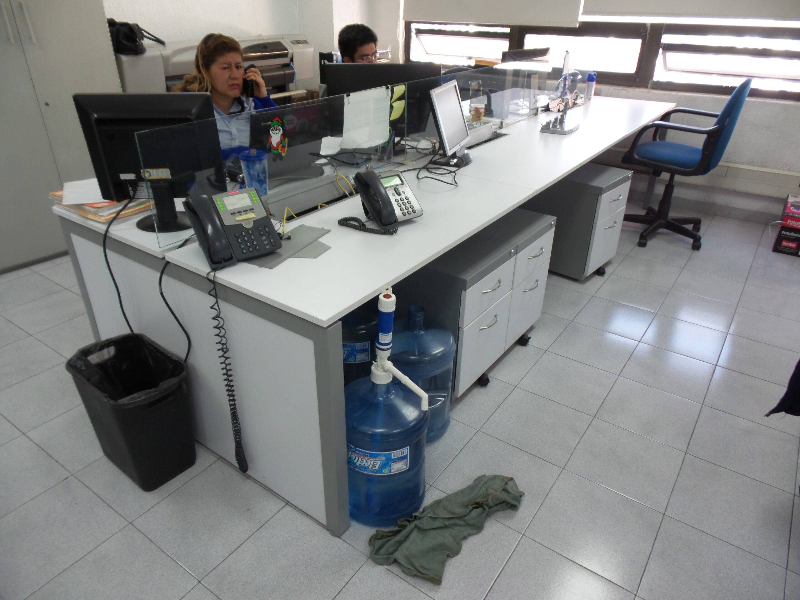 Lote 008 - Estación de trabajo para 6 personas con mesa redonda