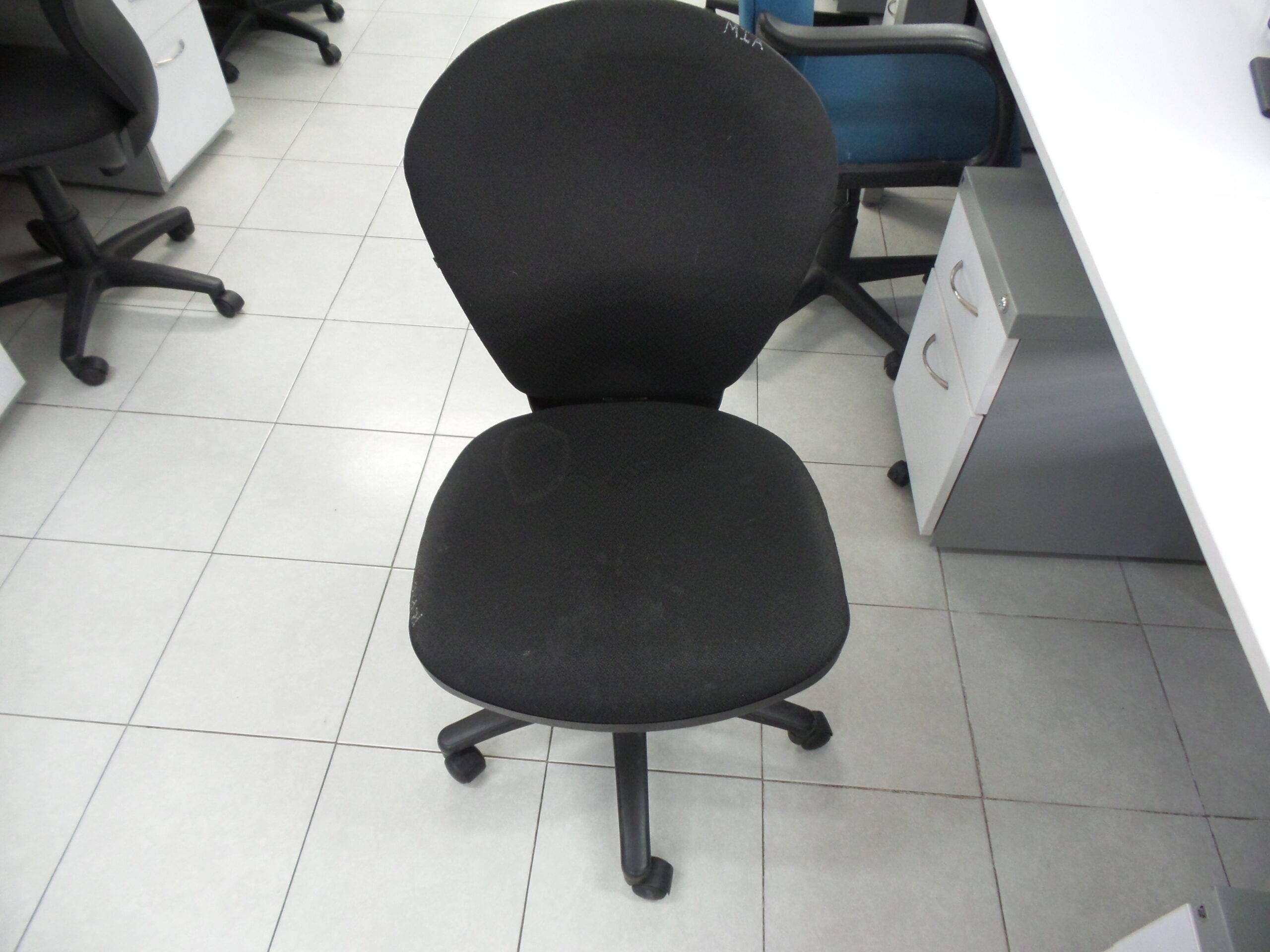 Lote 028 - 10 Sillas sin decanza brazos ( operativas en tela color negra ) - Imagen 2