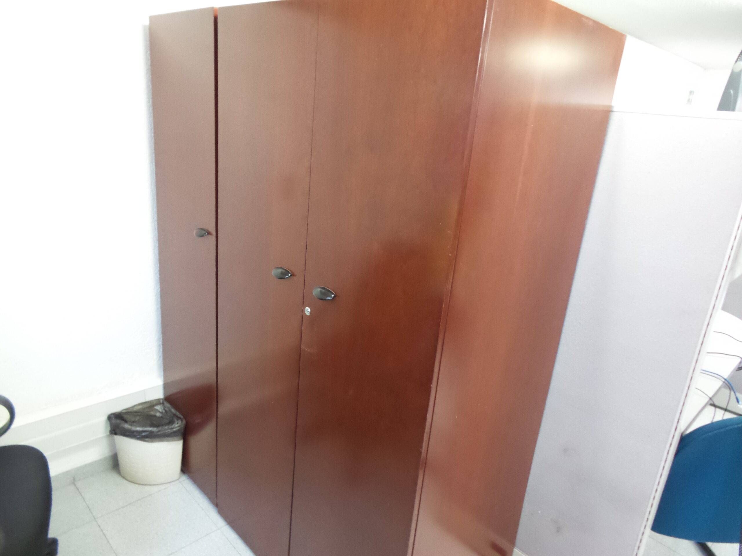 Lote 049 - Gabinete de madera ( de tres puertas conformado por dos piezas ) - Imagen 5