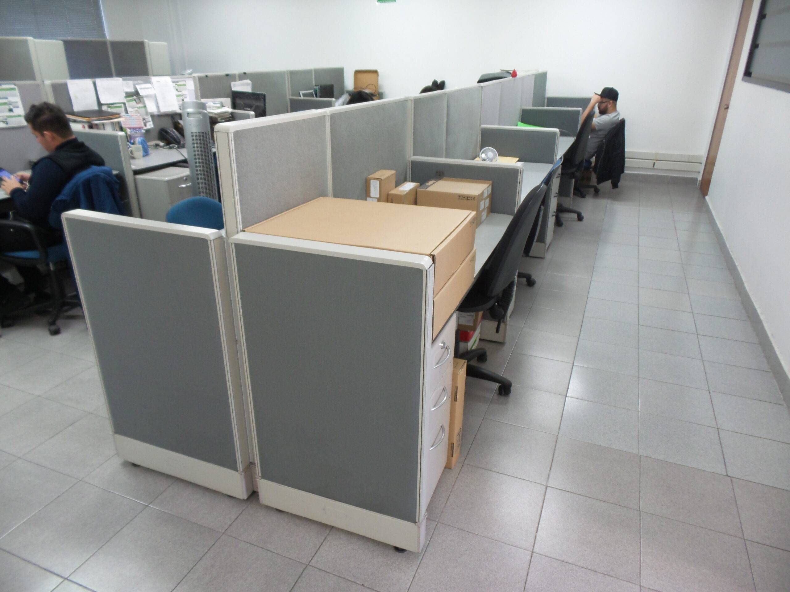 Lote 063 - Estación de trabajo para 8 personas y 50 sillas operativas - Imagen 2