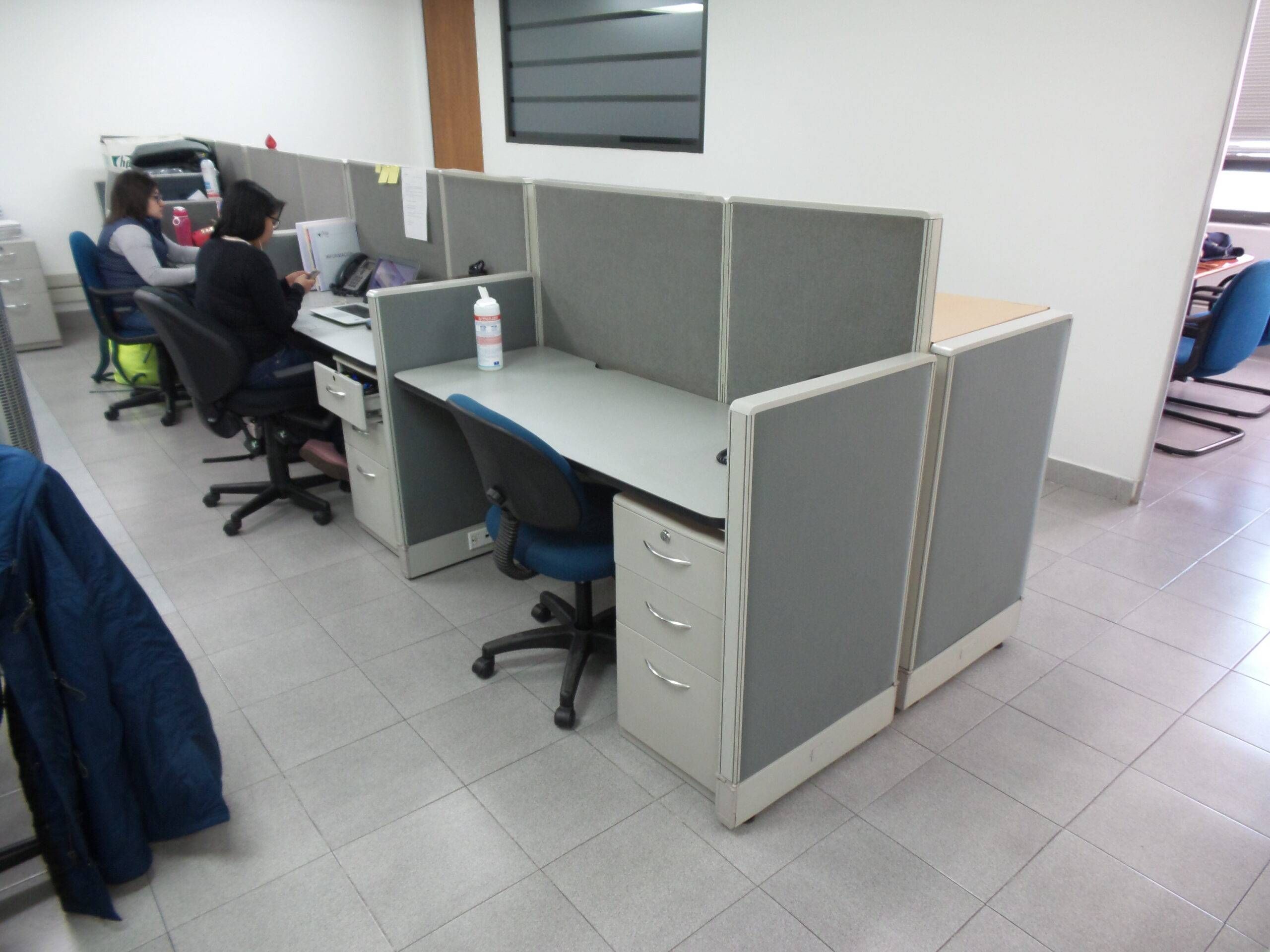 Lote 063 - Estación de trabajo para 8 personas y 50 sillas operativas - Imagen 3
