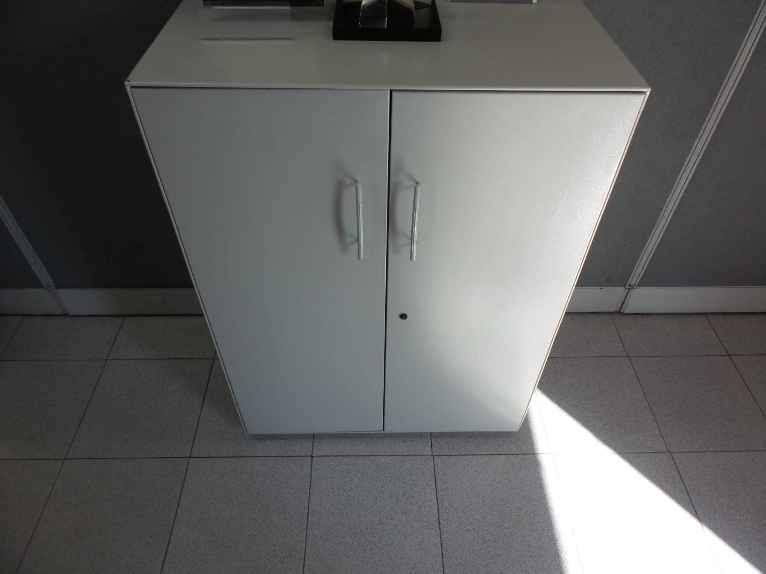 Lote 086 - 1 Gabinete con 2 puertas color beige, media altura - Imagen 2