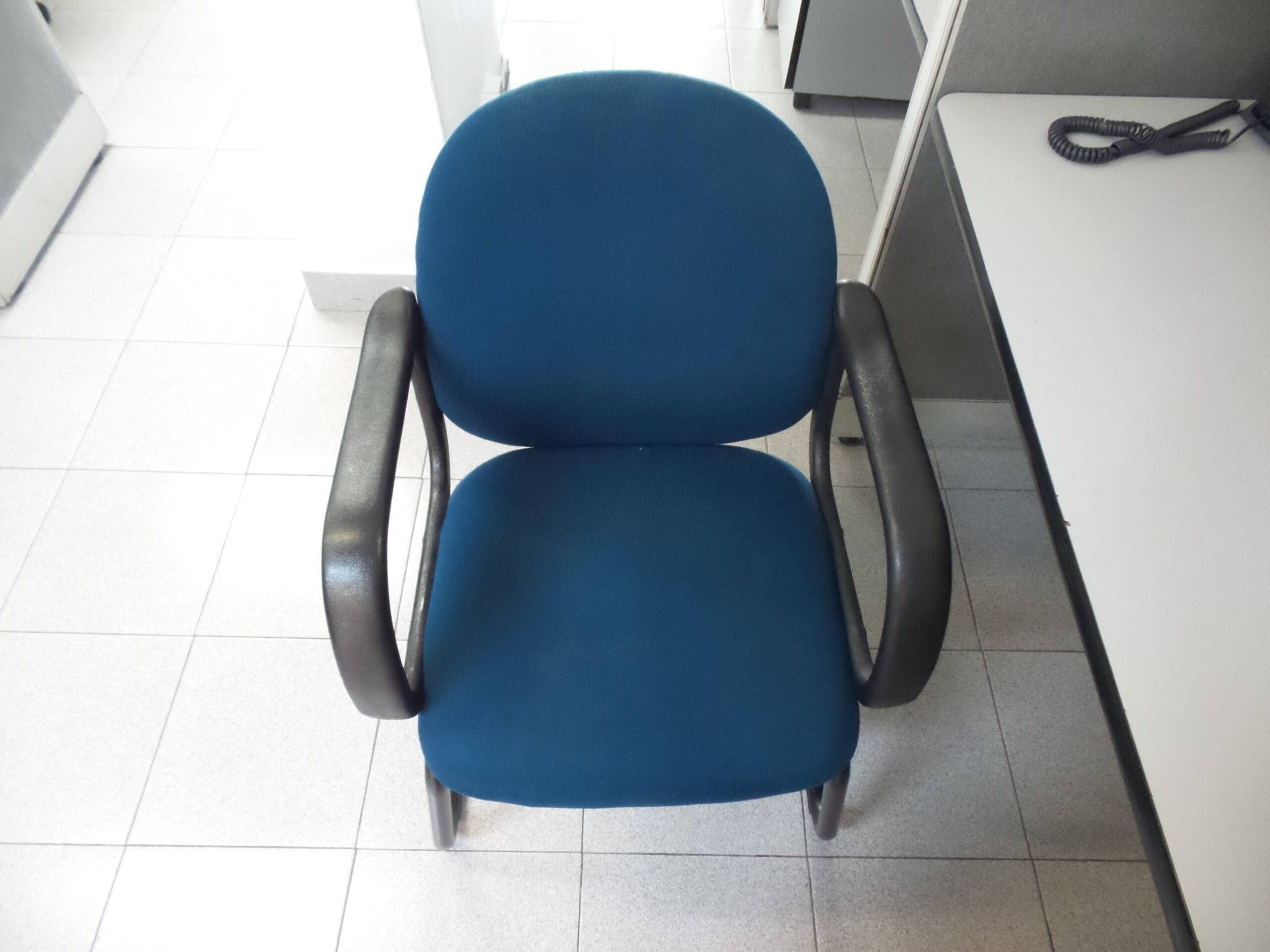 Lote 091 - Silla de visita (en tela color azul tipo trineo con descanza brazos ) - Imagen 2