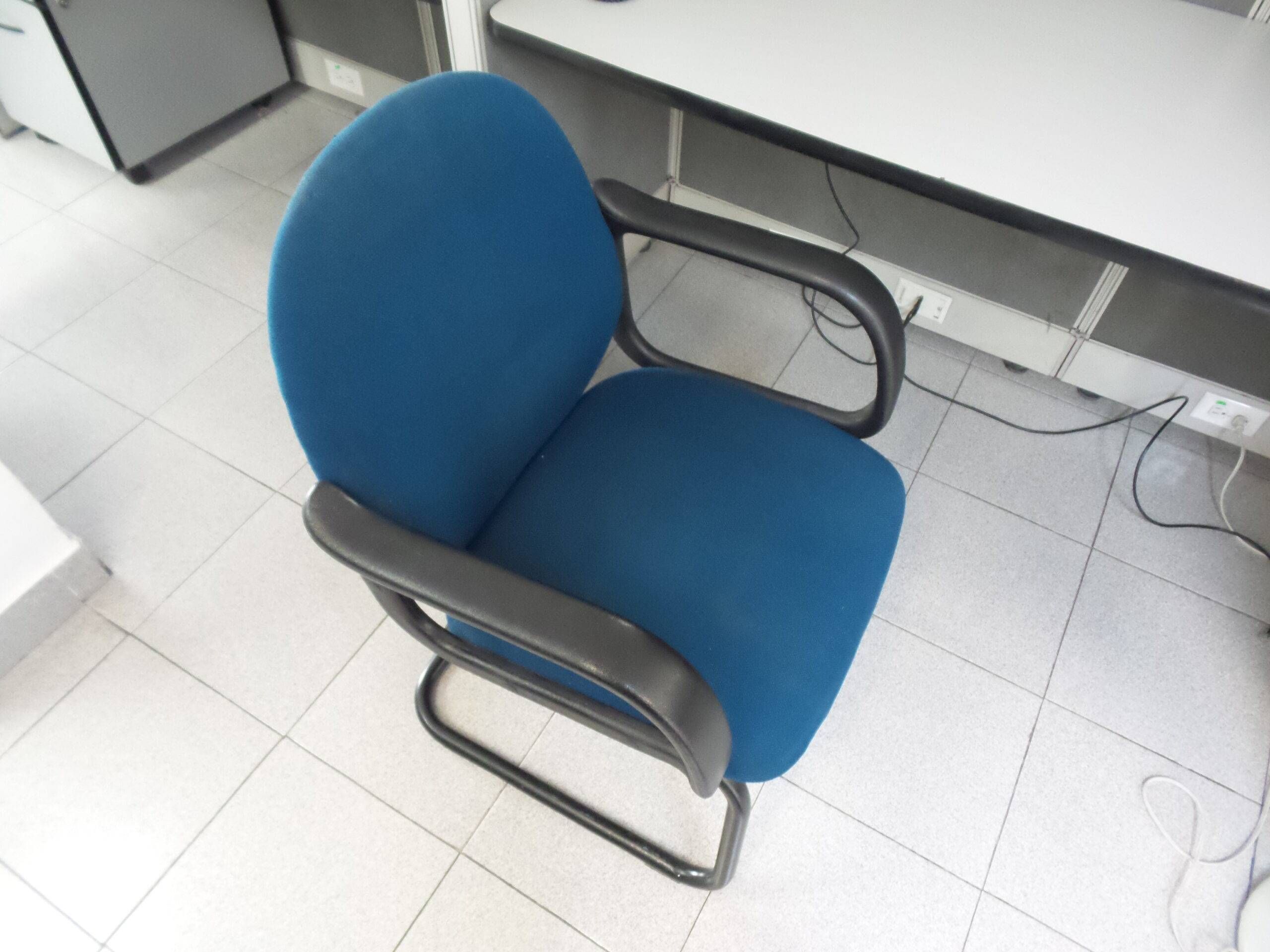 Lote 091 - Silla de visita (en tela color azul tipo trineo con descanza brazos )