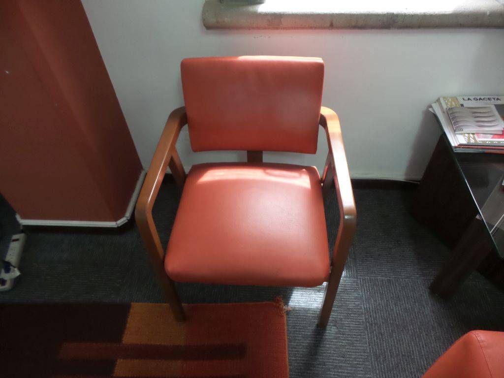 Lote 076 -5 Sillas de visita en color naranja con descansa brazos de madera - Imagen 5