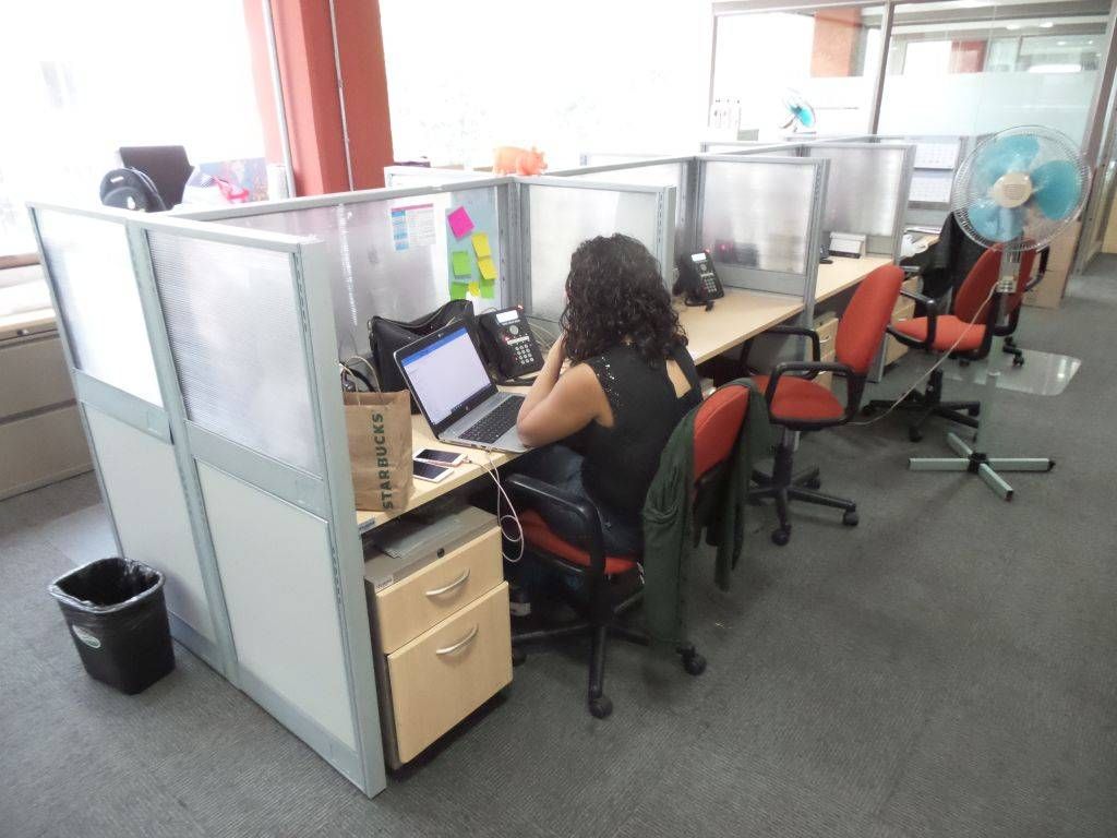 Lote 013 - Estación de trabajo para 9 personas con 9 archiveros chicos de dos cajones