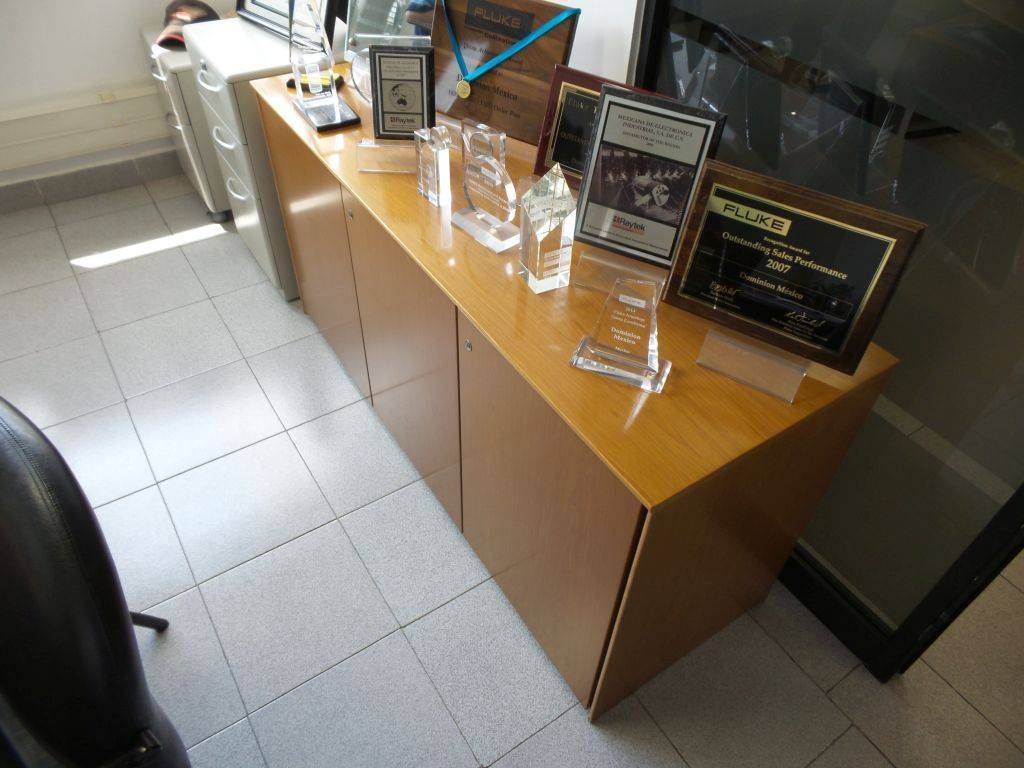 Lote 148 - Escritorio en L con 4 archiveros con credenza, dos metálicos y dos de madera