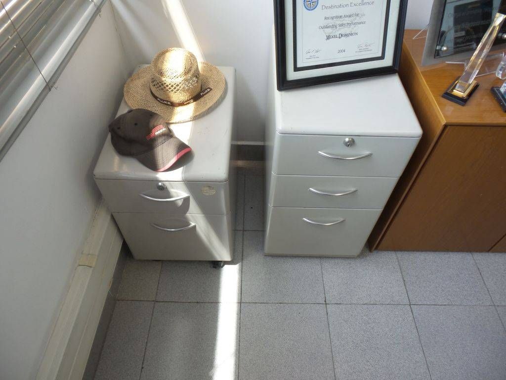 Lote 148 - Escritorio en L con 4 archiveros con credenza, dos metálicos y dos de madera - Imagen 5