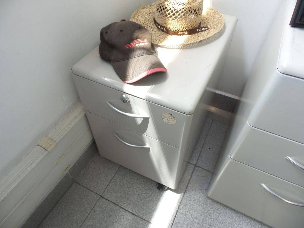 Lote 148 - Escritorio en L con 4 archiveros con credenza, dos metálicos y dos de madera - Imagen 6