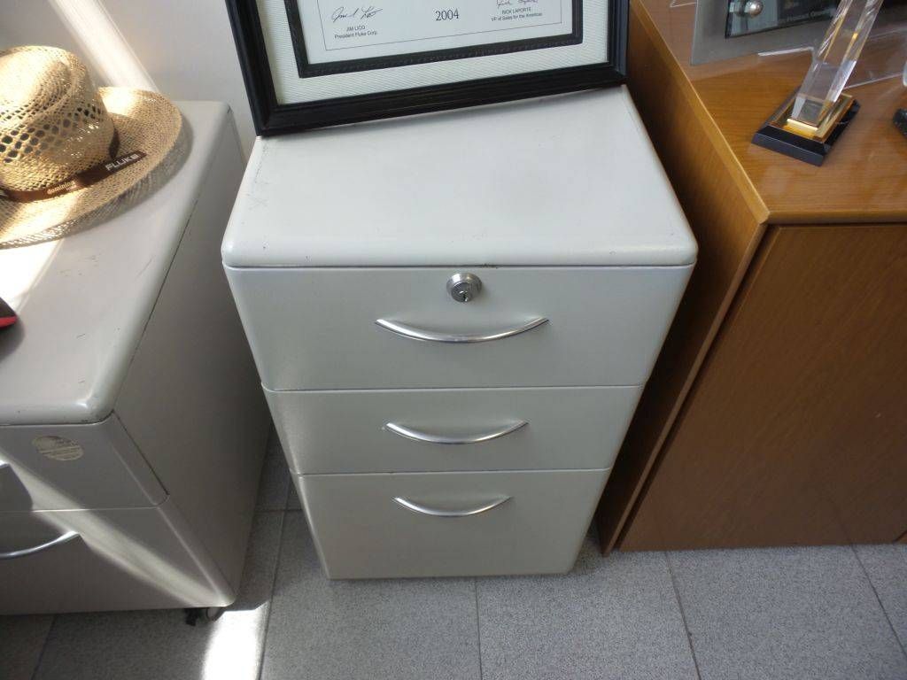 Lote 148 - Escritorio en L con 4 archiveros con credenza, dos metálicos y dos de madera - Imagen 7