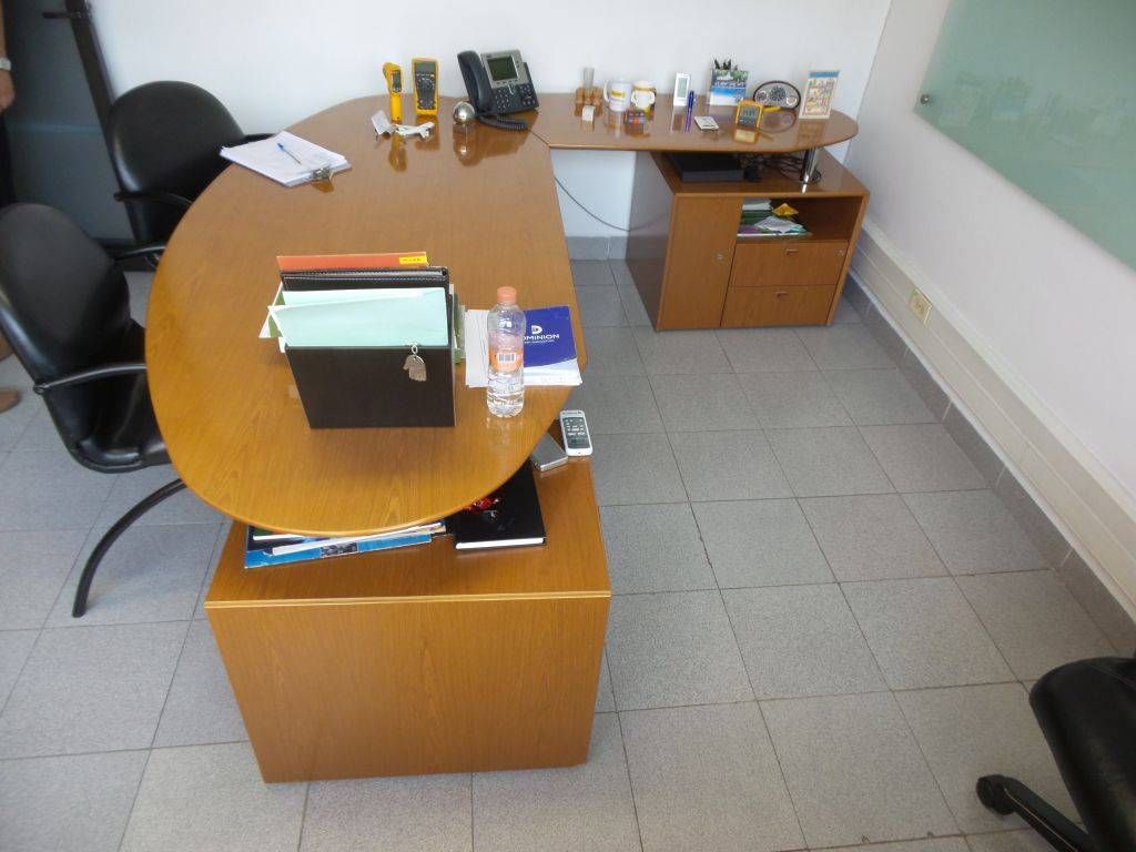 Lote 148 - Escritorio en L con 4 archiveros con credenza, dos metálicos y dos de madera - Imagen 9