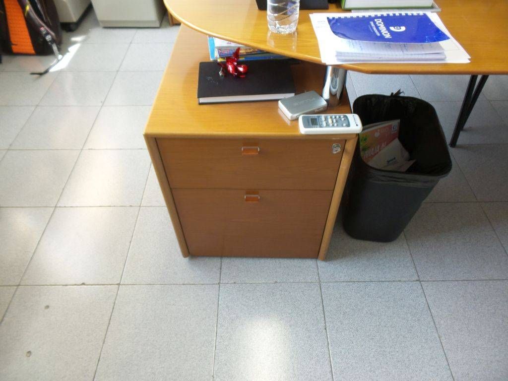 Lote 148 - Escritorio en L con 4 archiveros con credenza, dos metálicos y dos de madera - Imagen 11
