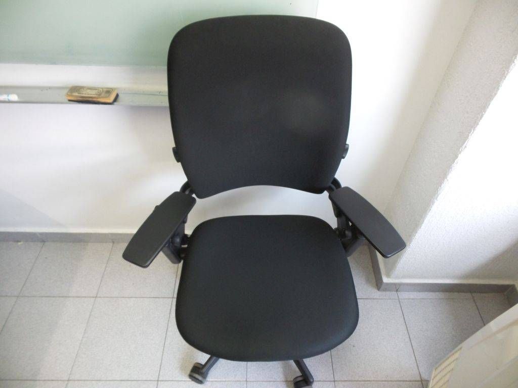 Lote 150 - 1 Silla de dirección en tela con descansa brazos y ruedas - Imagen 2