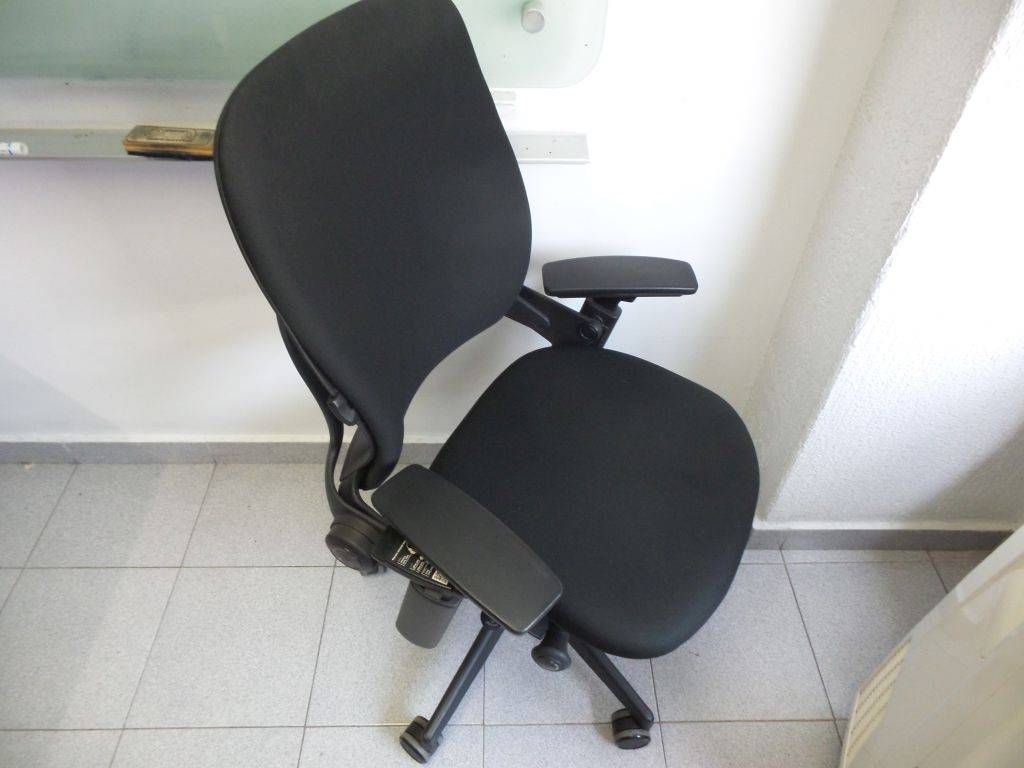Lote 150 - 1 Silla de dirección en tela con descansa brazos y ruedas - Imagen 3