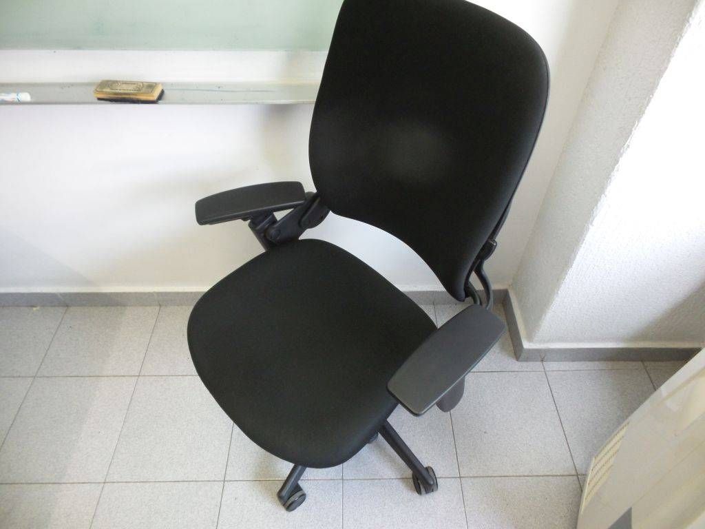 Lote 150 - 1 Silla de dirección en tela con descansa brazos y ruedas - Imagen 4
