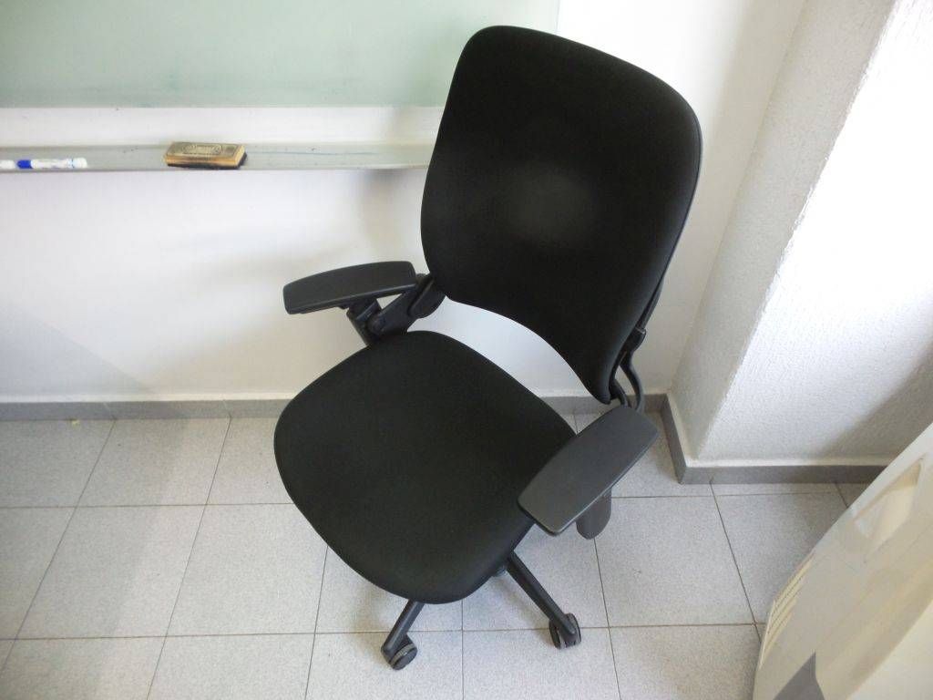 Lote 150 - 1 Silla de dirección en tela con descansa brazos y ruedas - Imagen 5