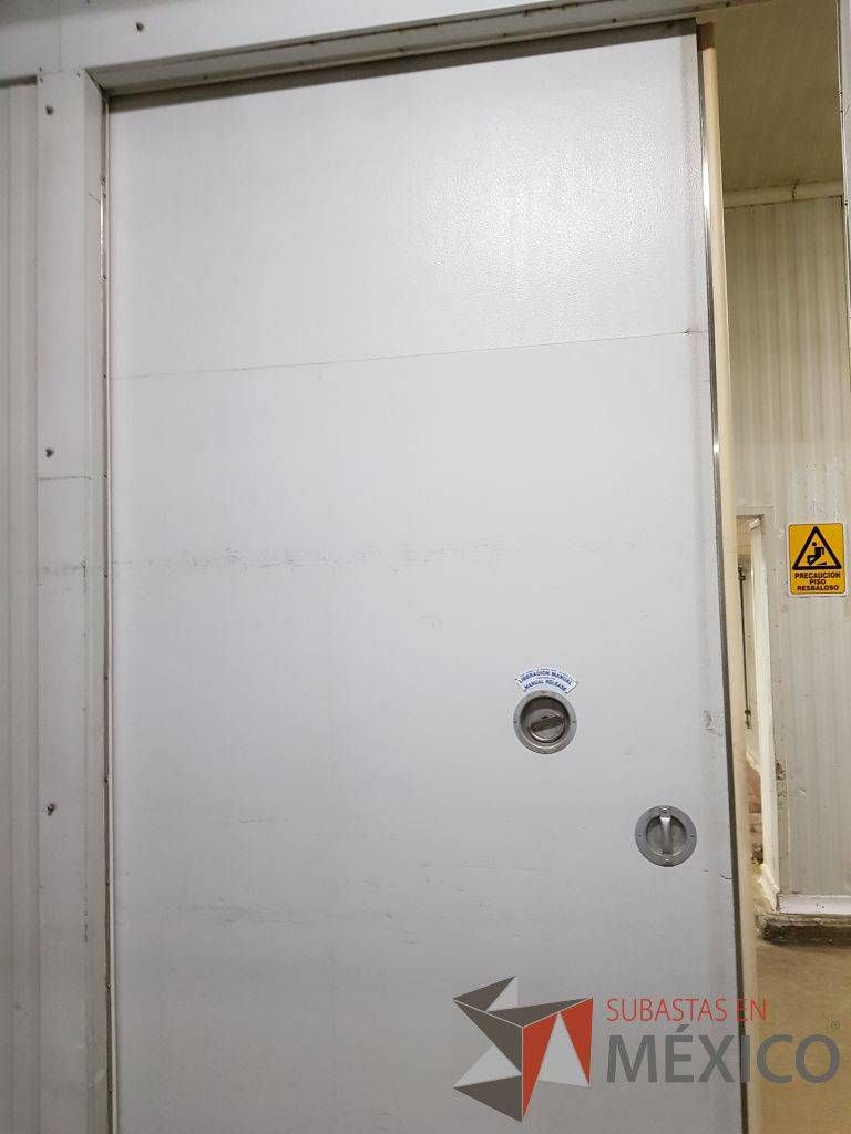 Lote 131 - Puerta para cámara fría, automatizada, no sirve sistema eléctrico