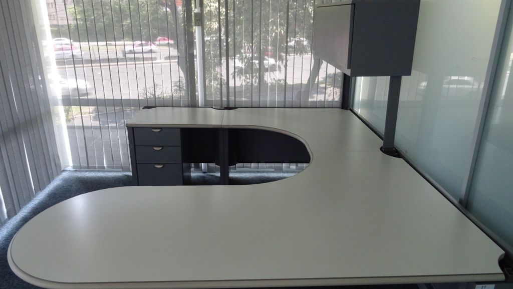 Lote 027 - Escritorio en herradura color blanco con archivero y gabinete - Imagen 3
