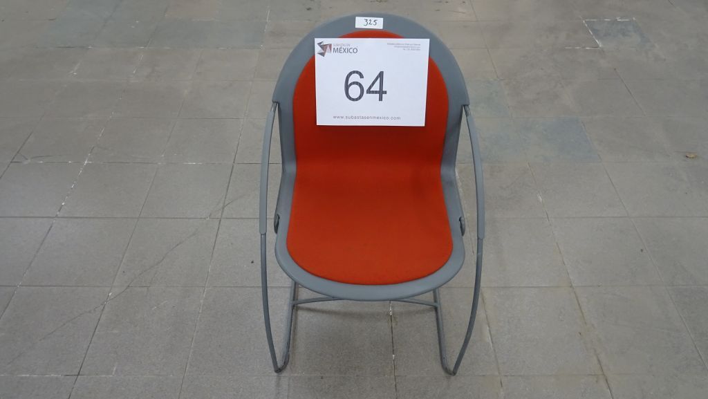 Lote 064 - 83 Sillas fijas para comedor en plástico en color gris con naranja - Imagen 2