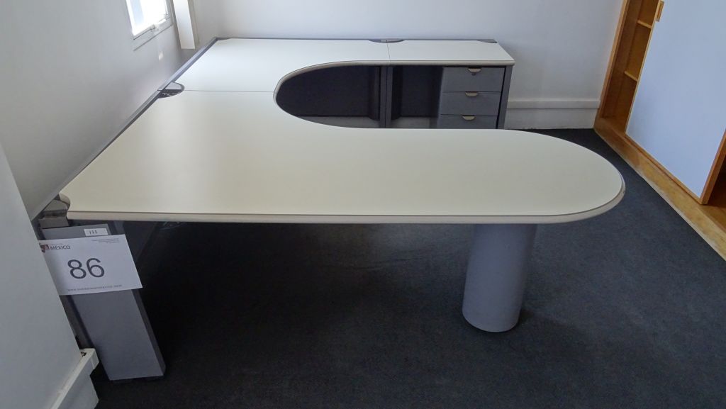 Lote 060 - Escritorio en herradura color blanco con archivero de pedestal con 3 cajones - Imagen 2