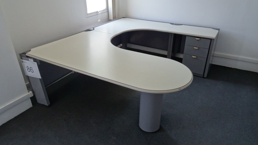 Lote 060 - Escritorio en herradura color blanco con archivero de pedestal con 3 cajones - Imagen 3