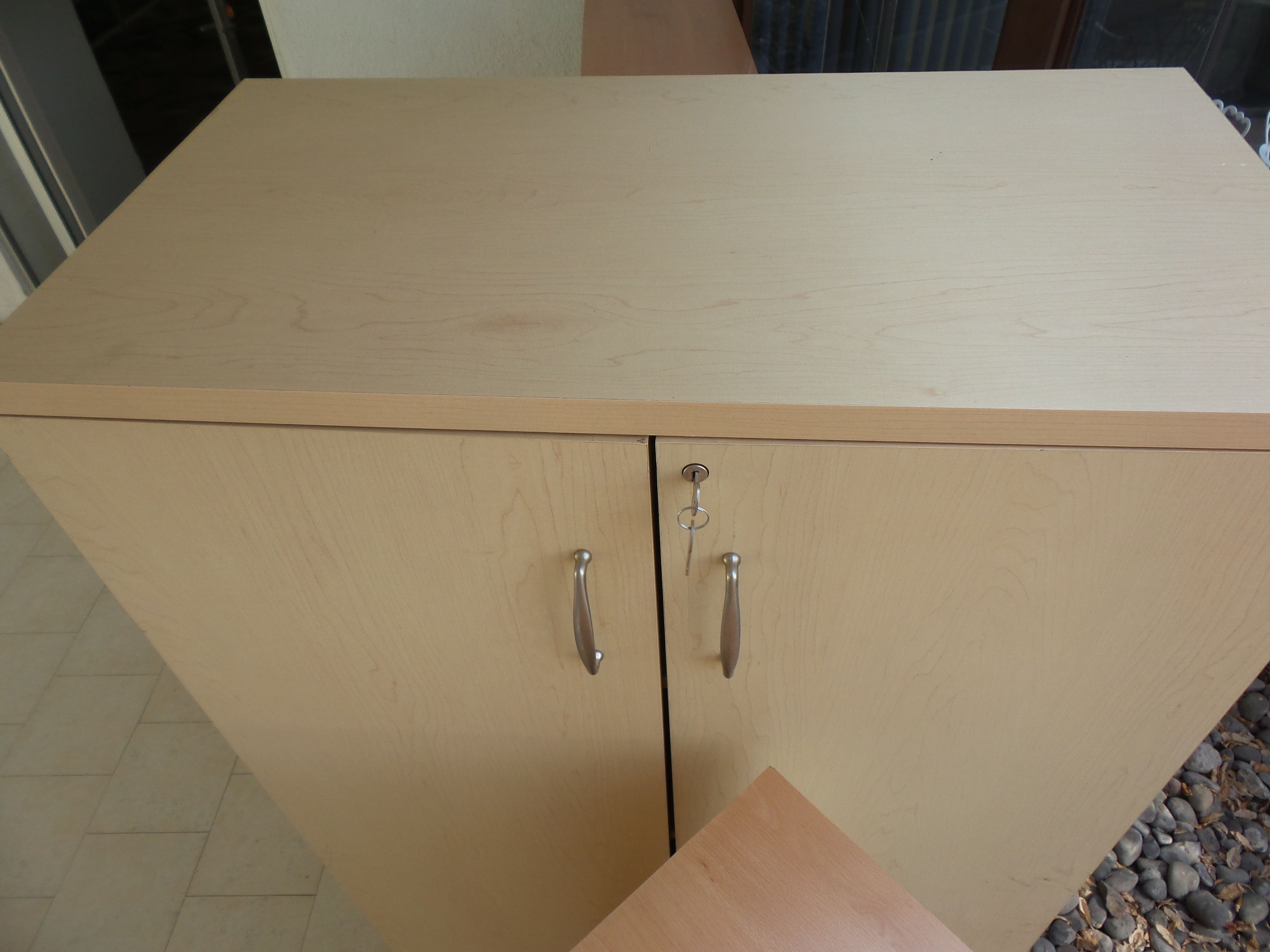 Lote 215 - Gabinete alto con 2 puertas y chapa - Imagen 2