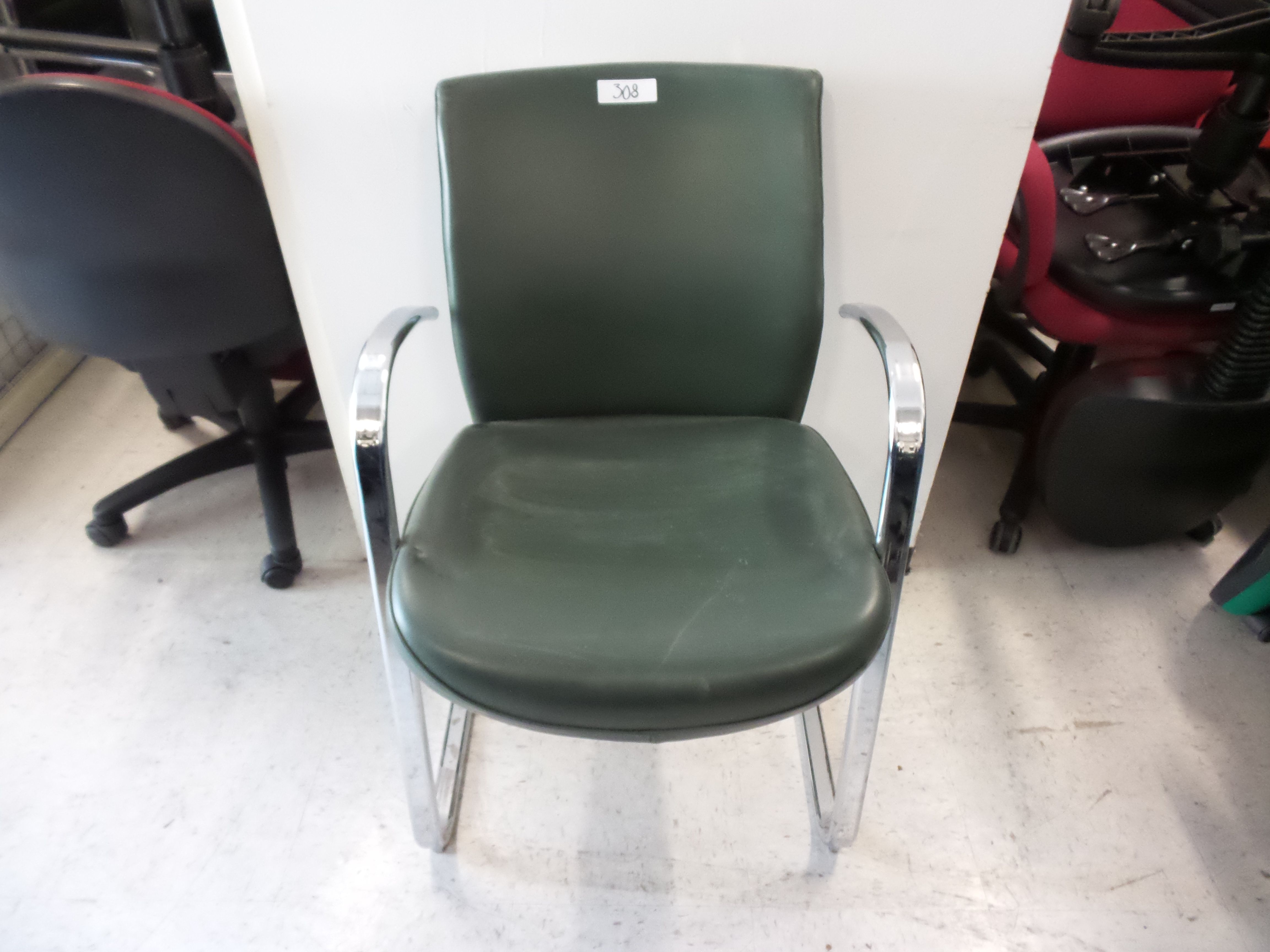 Lote 233 - 47 Sillas y sillones de diferentes tipos, operativas, ejecutivas y con respaldo - Imagen 18