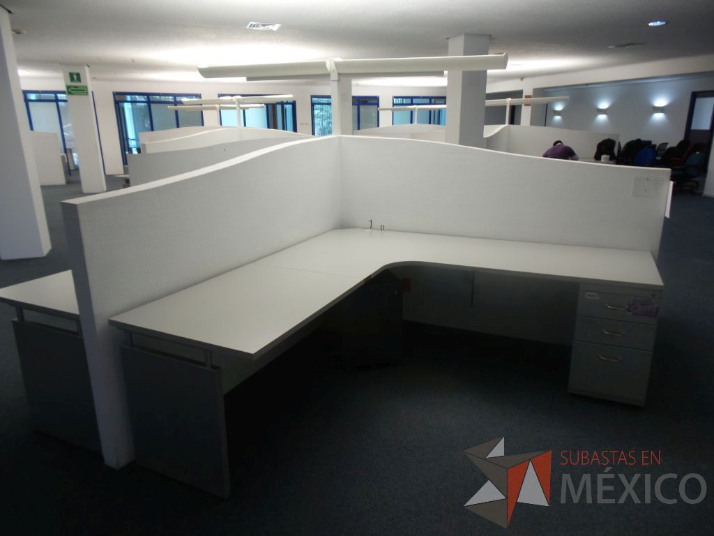 Lote 173 - Estación de trabajo para 4 personas con superficies soportadas en tabla roca - Imagen 3