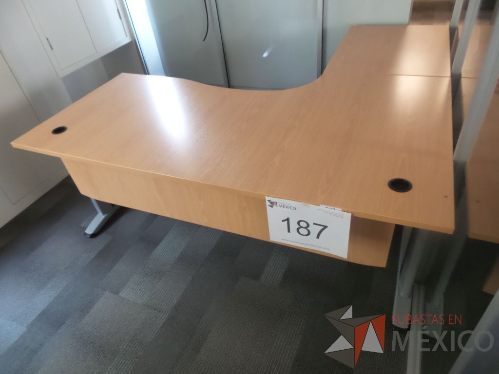 Lote 187 - Escritorio en escuadra color cafe con archivero de pedestal