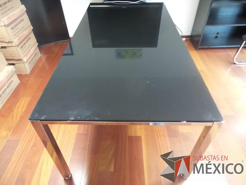 Lote 096 - Mesa de trabajo de dirección con superficie de cristal en color negro