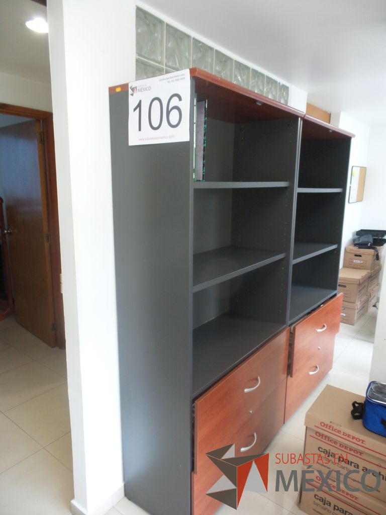 Lote 106 - 2 Libreros con dos cajones de madera y tres divisiones metálicas