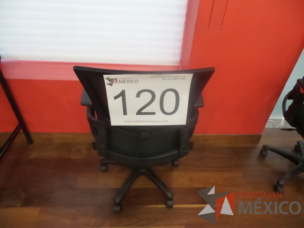 Lote 120 - 14 Sillas operativas en tela con descansa brazos y ruedas - Imagen 2