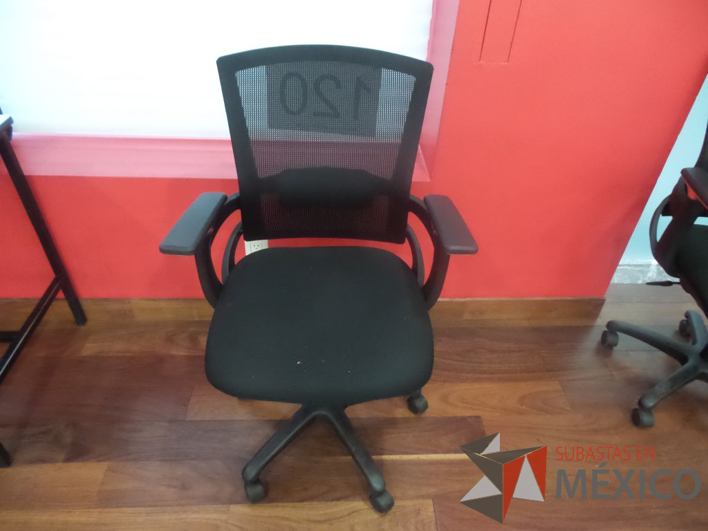 Lote 120 - 14 Sillas operativas en tela con descansa brazos y ruedas