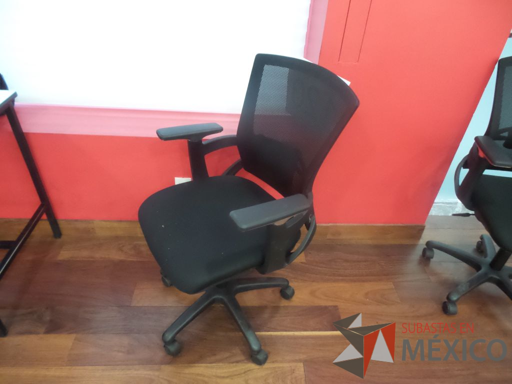 Lote 120 - 14 Sillas operativas en tela con descansa brazos y ruedas - Imagen 4