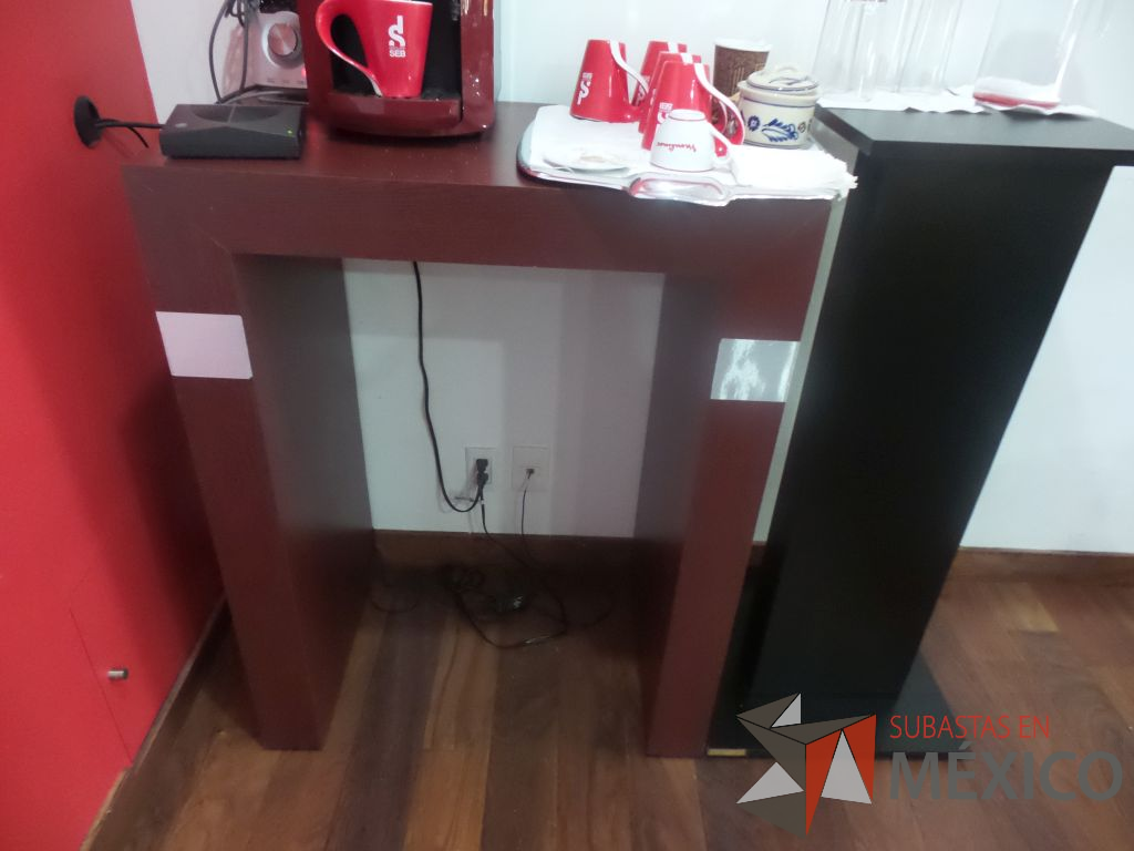 Lote 122 - Mesa de trabajo, mueble para tv y dos muebles tipo podium - Imagen 5